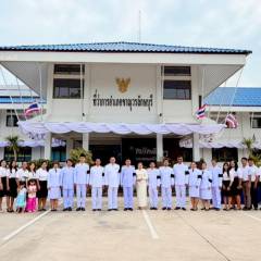 12/08/69 เข้าร่วมพิธีสวดพุทธมนต์และพิธีตักบาตรถวายพระราชกุศล (ตักบาตรข้าวสารอาหารแห้ง) เนื่องในโอกาสวันคล้ายวันพระราชสมภพ สมเด็จพระนางเจ้าสิริกิติ์ ฯ 